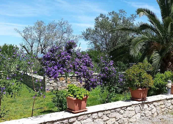 Manto Aparthotel Tirós